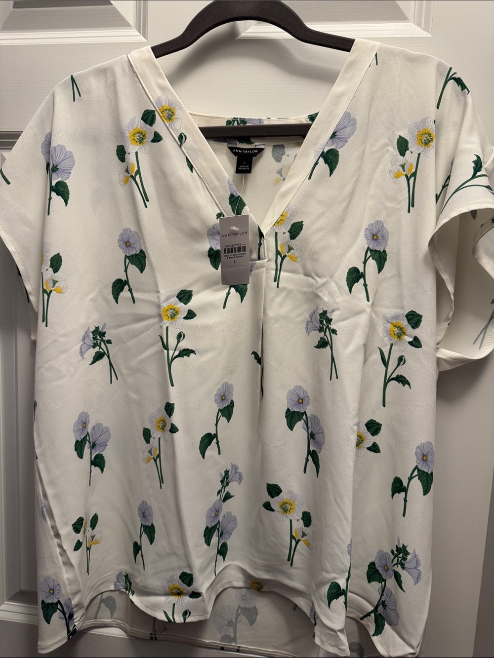 Ann Taylor White V-Neck Floral Short Sleeve Blouse